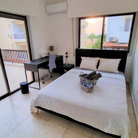 Cozy Beach Apt / 100 Mbit+ Netflix / Near Airport Larnaca Esterno foto