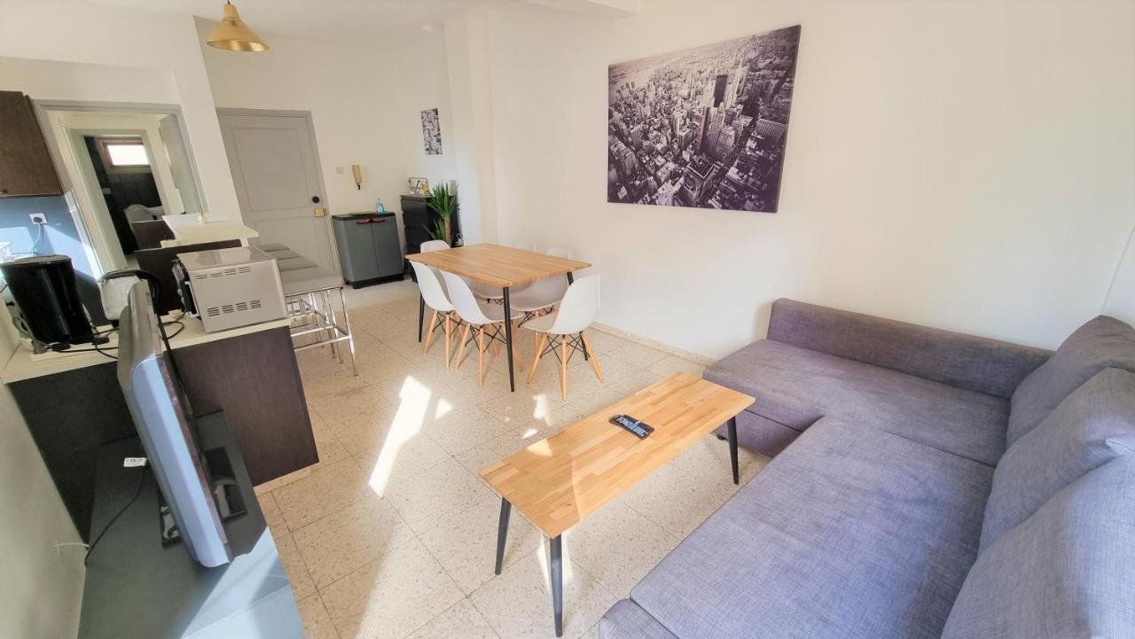 Cozy Beach Apt / 100 Mbit+ Netflix / Near Airport Larnaca Esterno foto