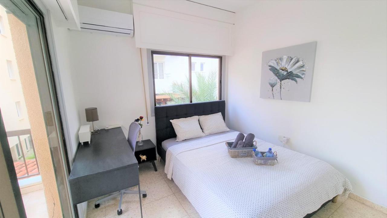 Cozy Beach Apt / 100 Mbit+ Netflix / Near Airport Larnaca Esterno foto