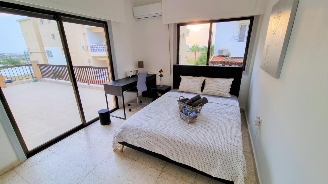 Cozy Beach Apt / 100 Mbit+ Netflix / Near Airport Larnaca Esterno foto