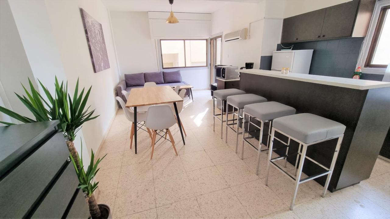 Cozy Beach Apt / 100 Mbit+ Netflix / Near Airport Larnaca Esterno foto
