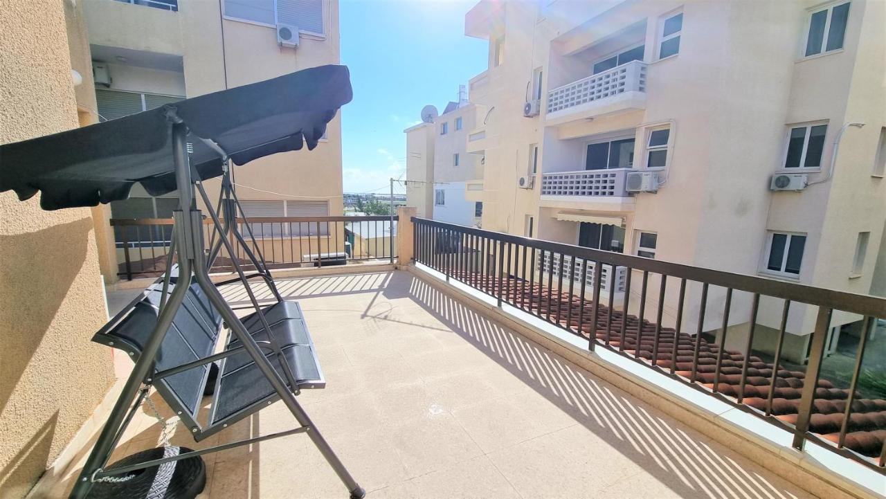 Cozy Beach Apt / 100 Mbit+ Netflix / Near Airport Larnaca Esterno foto